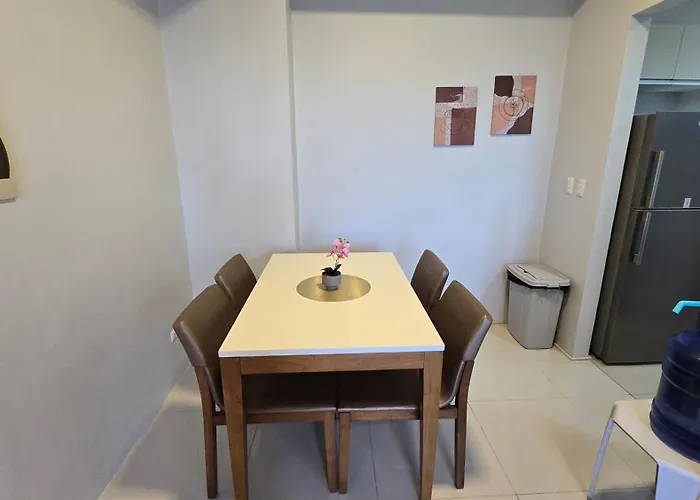 Modern Executive With Pool And Access Apartment